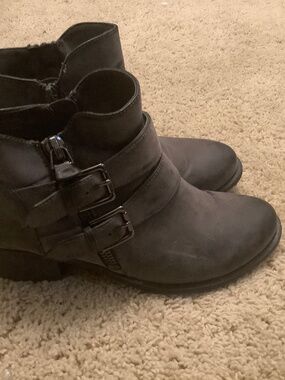 Nicole 7.5 gray boots